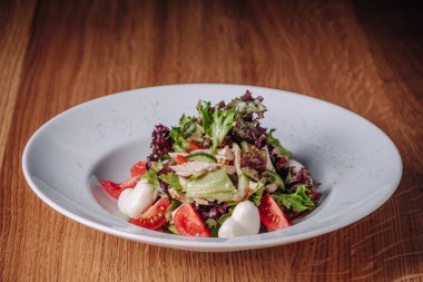 Restoranda Tahta Masada duran Salatalı Beyaz Tabak