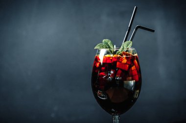 Kara Arkaplan Restoranında Çubuklarla Bir Kadehte Sıcak Şarap