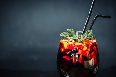 Kara Arkaplan Restoranında Çubuklarla Bir Kadehte Sıcak Şarap