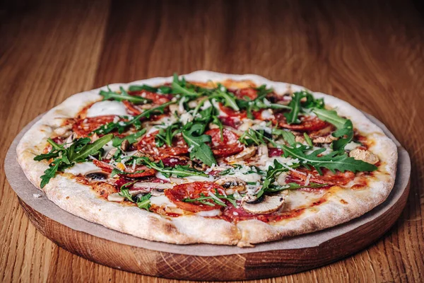 Restoranda Tahta Tahtada İştah açıcı Pizza