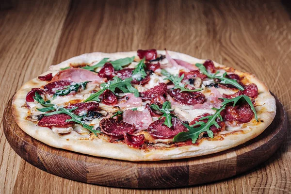 Restoranda Tahta Tahtada İştah açıcı Pizza