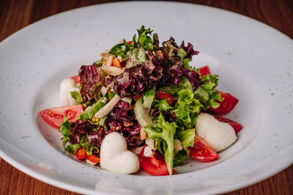 Restoranda Tahta Masada duran Salatalı Beyaz Tabak