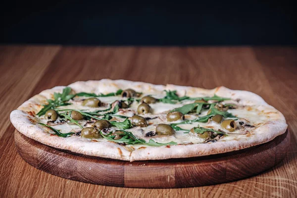 Restoranda Tahta Masa 'da İştah açıcı Pizza.