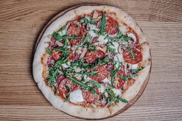 Lokantadaki Tahta Tahtada İştah açıcı Pizza Manzarası