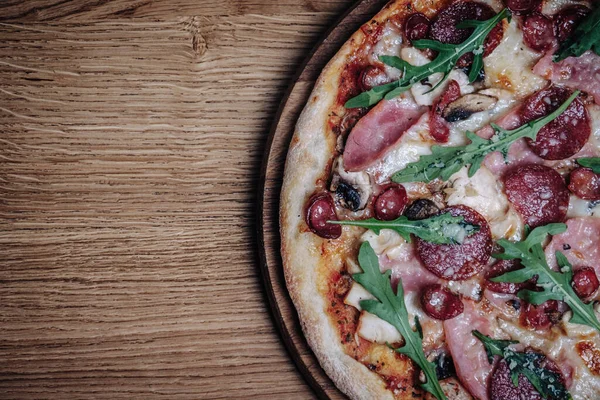 Lokantadaki Tahta Tahtada İştah açıcı Pizza Manzarası