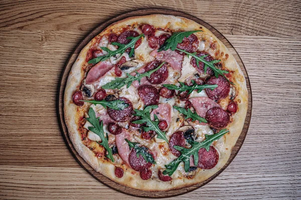 Lokantadaki Tahta Tahtada İştah açıcı Pizza Manzarası