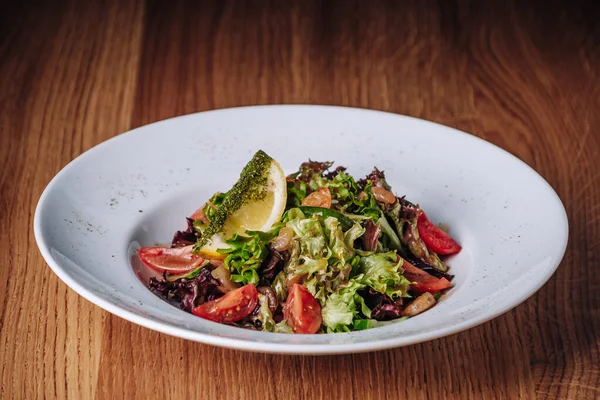 Restoranda Tahta Masada duran Salatalı Beyaz Tabak