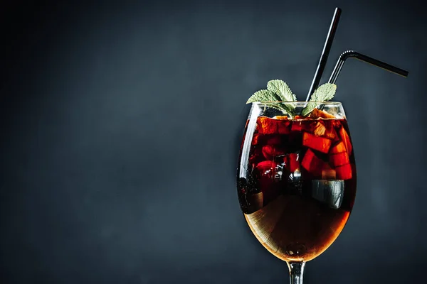 Kara Arkaplan Restoranında Çubuklarla Bir Kadehte Sıcak Şarap