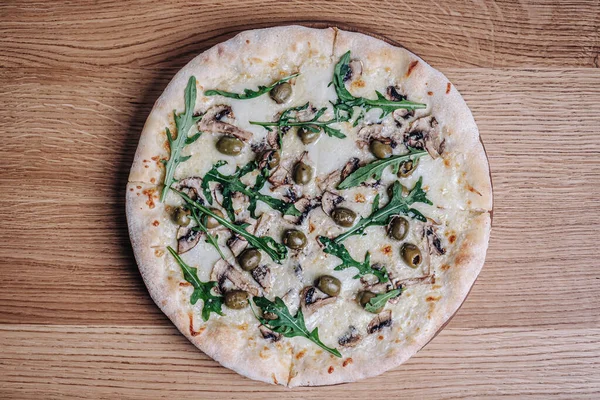 Restoranda Tahta Masa 'da İştah açıcı Pizza.