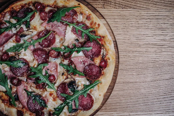 Lokantadaki Tahta Tahtada İştah açıcı Pizza Manzarası