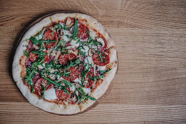 Lokantadaki Tahta Tahtada İştah açıcı Pizza Manzarası