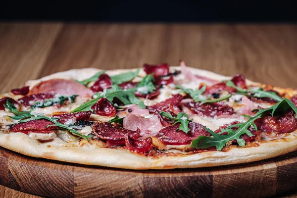 Restoranda Tahta Tahtada İştah açıcı Pizza