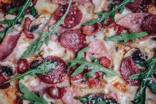 Lokantadaki Tahta Tahtada İştah açıcı Pizza Manzarası