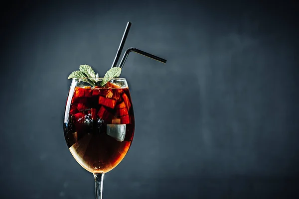 Kara Arkaplan Restoranında Çubuklarla Bir Kadehte Sıcak Şarap