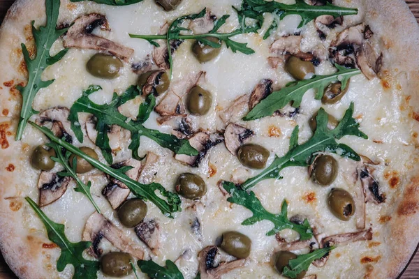 Restoranda Tahta Masa 'da İştah açıcı Pizza.