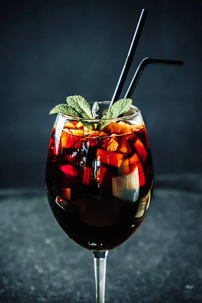 Kara Arkaplan Restoranında Çubuklarla Bir Kadehte Sıcak Şarap