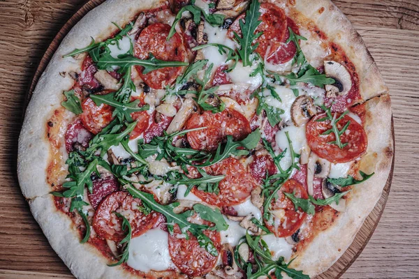 Lokantadaki Tahta Tahtada İştah açıcı Pizza Manzarası