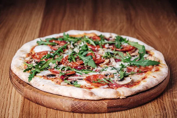 Restoranda Tahta Tahtada İştah açıcı Pizza