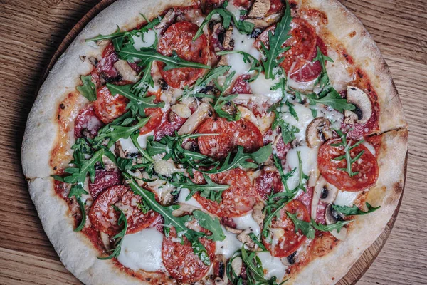 Lokantadaki Tahta Tahtada İştah açıcı Pizza Manzarası