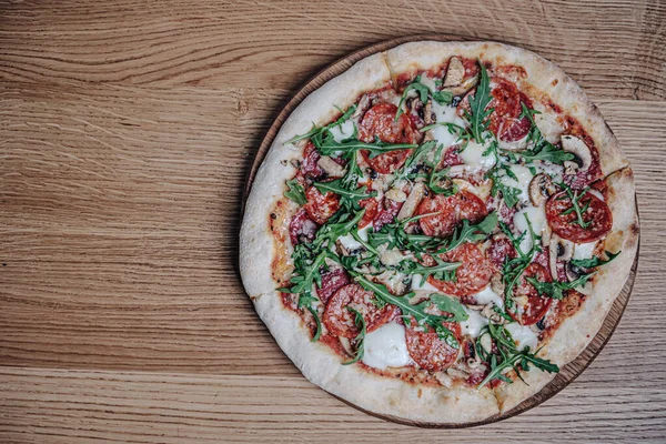 Lokantadaki Tahta Tahtada İştah açıcı Pizza Manzarası