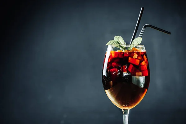 Kara Arkaplan Restoranında Çubuklarla Bir Kadehte Sıcak Şarap