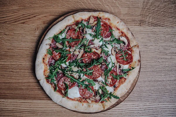 Lokantadaki Tahta Tahtada İştah açıcı Pizza Manzarası