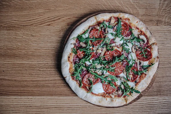 Lokantadaki Tahta Tahtada İştah açıcı Pizza Manzarası