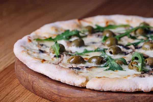 Restoranda Tahta Masa 'da İştah açıcı Pizza.