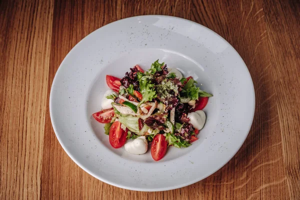 Restoranda Tahta Masada duran Salatalı Beyaz Tabak