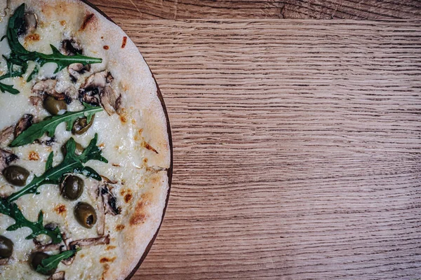 Restoranda Tahta Masa 'da İştah açıcı Pizza.