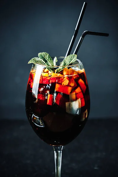 Kara Arkaplan Restoranında Çubuklarla Bir Kadehte Sıcak Şarap