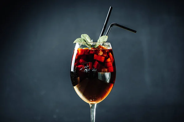 Kara Arkaplan Restoranında Çubuklarla Bir Kadehte Sıcak Şarap