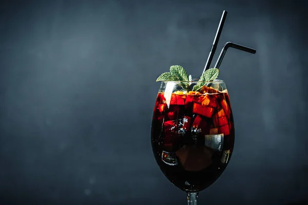 Kara Arkaplan Restoranında Çubuklarla Bir Kadehte Sıcak Şarap