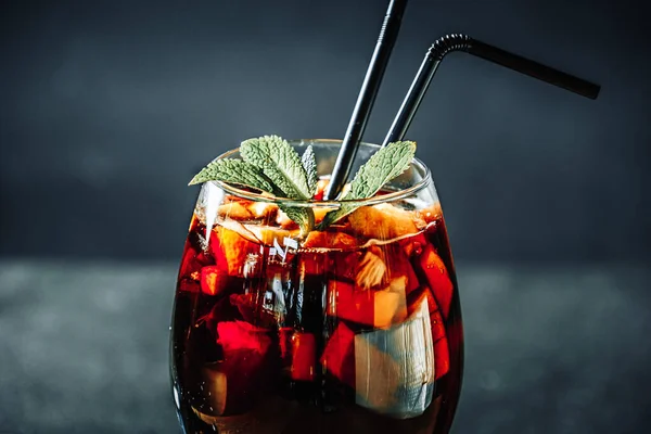 Kara Arkaplan Restoranında Çubuklarla Bir Kadehte Sıcak Şarap