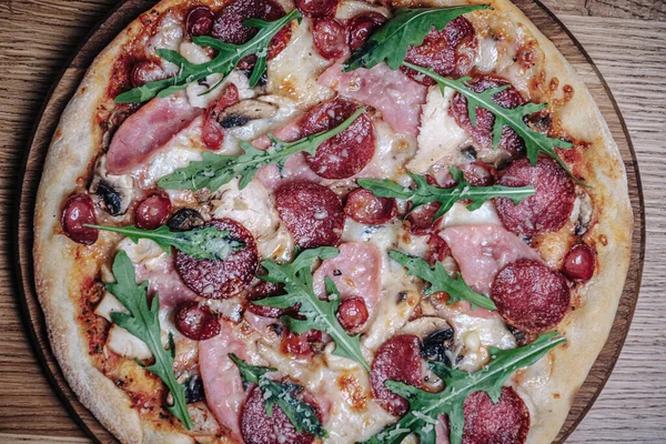 Lokantadaki Tahta Tahtada İştah açıcı Pizza Manzarası