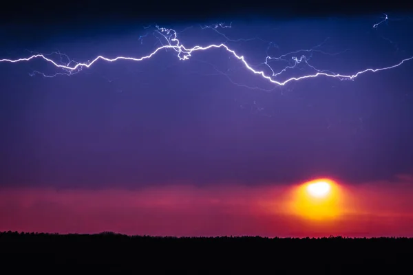 Günbatımında İnanılmaz Yıldırım, Dramatik Huysuz Gökyüzü