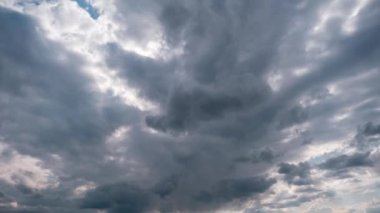 Gri Kümülüs Bulutlarının Zaman Çizelgesi Mavi Dramatik Gökyüzünde, Cirrus Bulutu Uzayında