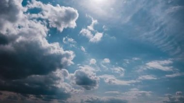 Gri Kümülüs Bulutlarının Zaman Çizelgesi Mavi Dramatik Gökyüzünde, Cirrus Bulutu Uzayında