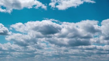 Yaz Bulutları Mavi Gökyüzünde süzülüyor Mekikler, Zaman Akımı