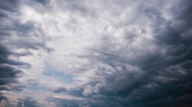 Gri Kümülüs Bulutlarının Zaman Çizelgesi Mavi Dramatik Gökyüzünde, Cirrus Bulutu Uzayında