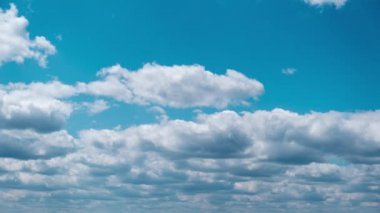 Yaz Bulutları Mavi Gökyüzünde süzülüyor Mekikler, Zaman Akımı