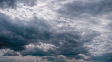 Gri Kümülüs Bulutlarının Zaman Çizelgesi Mavi Dramatik Gökyüzünde, Cirrus Bulutu Uzayında