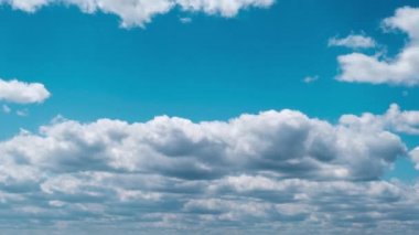 Yaz Bulutları Mavi Gökyüzünde süzülüyor Mekikler, Zaman Akımı