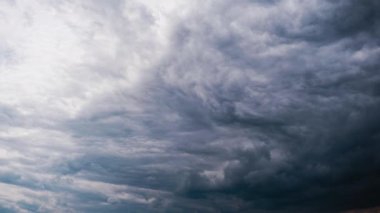Gri Kümülüs Bulutlarının Zaman Çizelgesi Mavi Dramatik Gökyüzünde, Cirrus Bulutu Uzayında