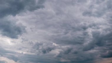 Gri Kümülüs Bulutlarının Zaman Çizelgesi Mavi Dramatik Gökyüzünde, Cirrus Bulutu Uzayında