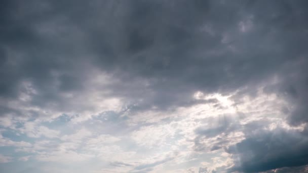 Timelapse of Gray Cumulus Clouds se mueve en Blue Dramatic Sky, Cirrus Cloud Space — Vídeos de Stock