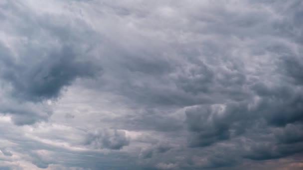 Gri Kümülüs Bulutlarının Zaman Çizelgesi Mavi Dramatik Gökyüzünde, Cirrus Bulutu Uzayında — Stok video