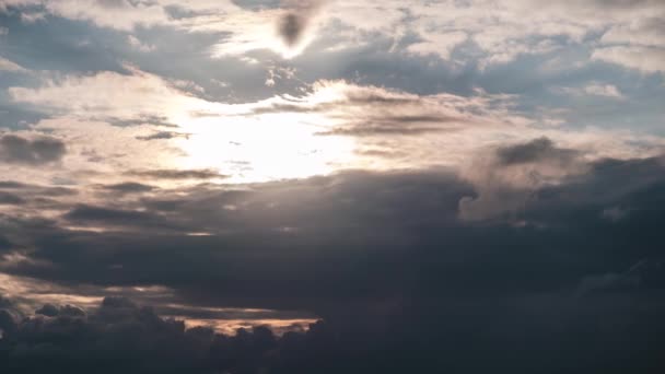 Pôr do sol surpreendente através das nuvens das camadas no céu alaranjado, Timelapse majestoso — Vídeo de Stock
