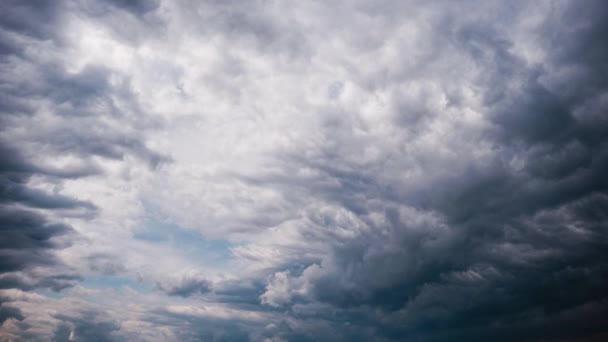 Timelapse του γκρι σύννεφα Cumulus κινείται σε μπλε δραματικό ουρανό, Cirrus σύννεφο χώρου — Αρχείο Βίντεο