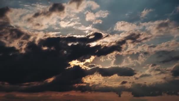 Increíble puesta de sol a través de las capas Nubes en el cielo naranja, Majestic Timelapse — Vídeos de Stock